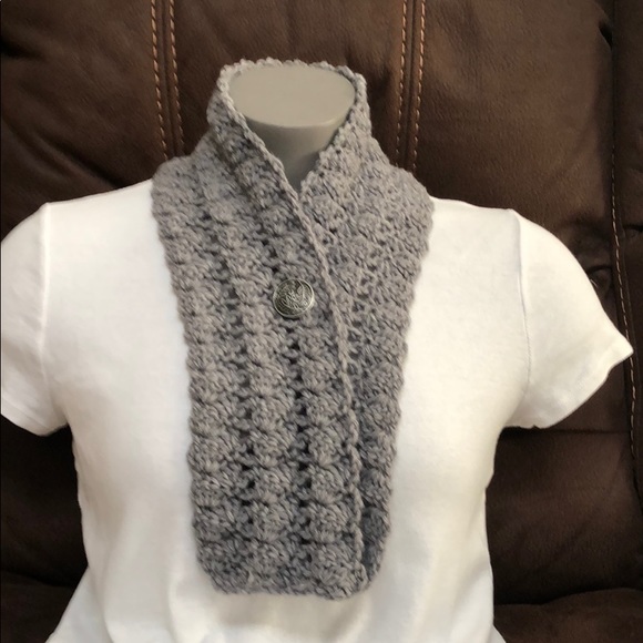 Neck warmer button scarf hand crocheted GRAY - Picture 1 of 3